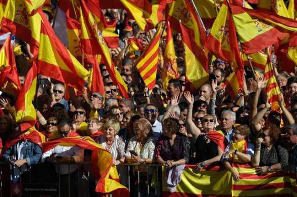 В Барселоне проходит демонстрация в поддержку единства Испании (ФОТО, ВИДЕО) | Русская весна