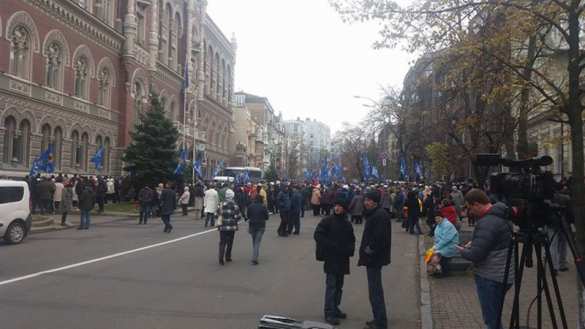 Под Нацбанком Украины массовые протесты, митингующие заблокировали улицу (ФОТО, ВИДЕО) | Русская весна