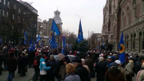 Под Нацбанком Украины массовые протесты, митингующие заблокировали улицу (ФОТО, ВИДЕО) | Русская весна