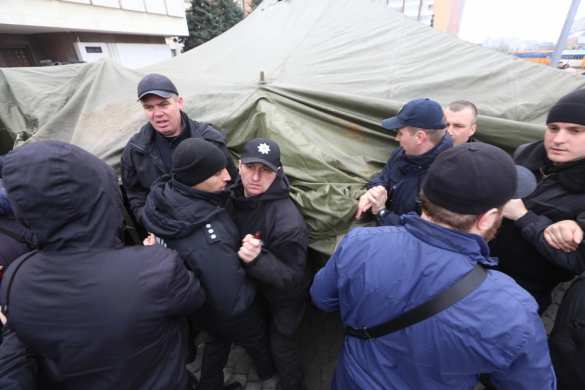 В Киеве протестующие устроили драку и обещают поджечь маршрутки (ФОТО, ВИДЕО) | Русская весна