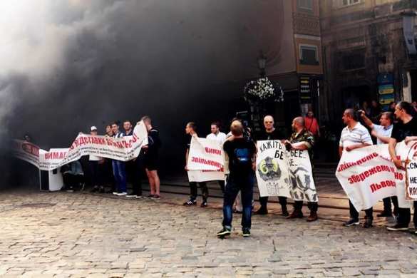 «Рыжий, выходи!» — львовяне с дымовыми шашками требуют отставки мэра (ФОТО, ВИДЕО) | Русская весна