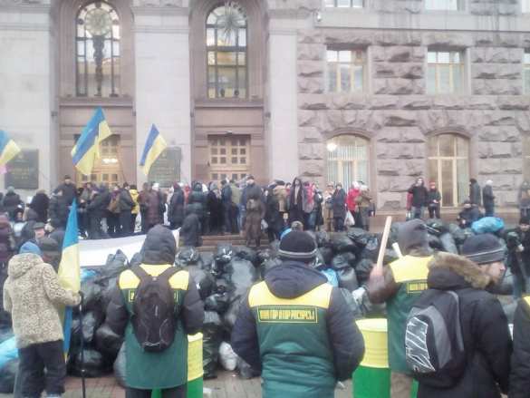 В Киеве предприниматели завалили мэрию мусором (ФОТО, ВИДЕО) | Русская весна