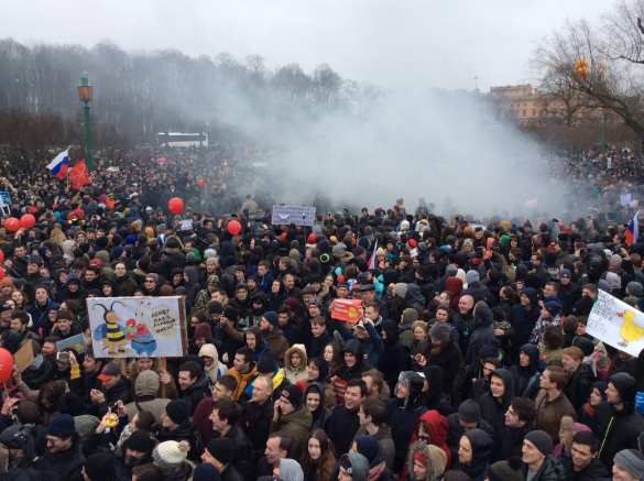 ВАЖНО: В Петербурге протестующие бросили в полицию дымовую шашку (ФОТО, ВИДЕО) | Русская весна