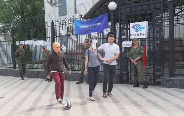 К посольству России в Киеве пришли «фсбшники» (ФОТО, ВИДЕО 18+) | Русская весна