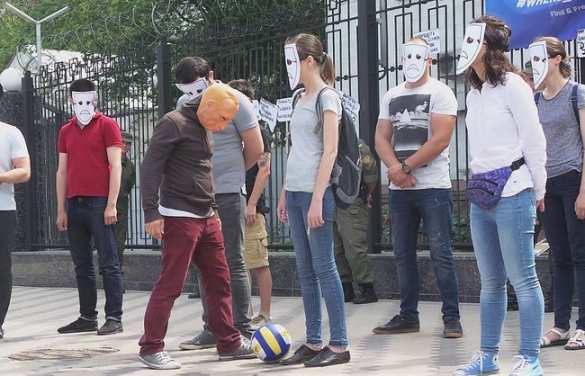 К посольству России в Киеве пришли «фсбшники» (ФОТО, ВИДЕО 18+) | Русская весна