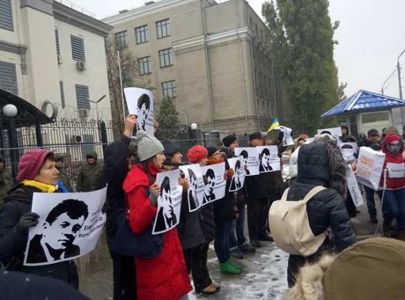 Перед посольством России в Киеве устроили «театр абсурда» (ФОТО, ВИДЕО) | Русская весна