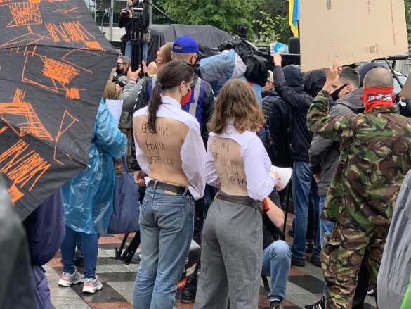 «Аваков — чёрт!»: у стен Рады требуют отставки главы МВД (ФОТО, ВИДЕО) | Русская весна