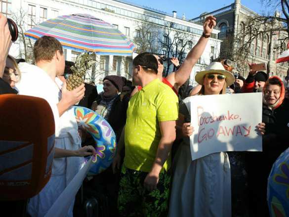 Чемодан, вокзал, Мальдивы: голые женщины пришли к администрации Порошенко (ФОТО, ВИДЕО) | Русская весна