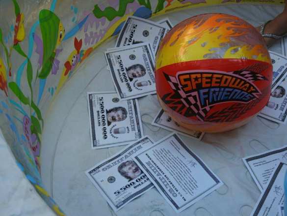 Чемодан, вокзал, Мальдивы: голые женщины пришли к администрации Порошенко (ФОТО, ВИДЕО) | Русская весна