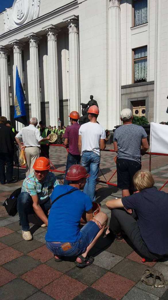 «Пора действовать!»: у стен Верховной рады собрались сотни шахтёров (ФОТО, ВИДЕО) | Русская весна