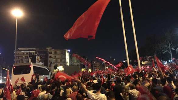 В центре Стамбула проходят новые митинги в поддержку Эрдогана (ФОТО, ВИДЕО) | Русская весна