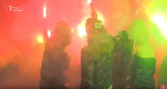 «Авакова в отставку»: дом министра оцепили протестующие и жгли файеры (ФОТО, ВИДЕО) | Русская весна