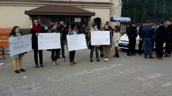 Их место — на кухне: неонацисты сорвали женский митинг в Ужгороде (ФОТО, ВИДЕО) | Русская весна