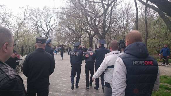 Неофашисты напали на пенсионеров, возлагавших цветы на могилу Неизвестного матроса в Одессе (ФОТО, ВИДЕО) | Русская весна