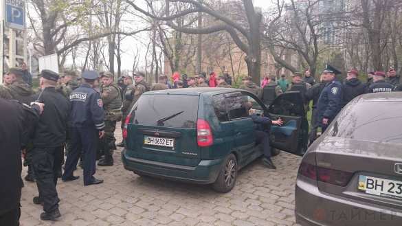 Неофашисты напали на пенсионеров, возлагавших цветы на могилу Неизвестного матроса в Одессе (ФОТО, ВИДЕО) | Русская весна