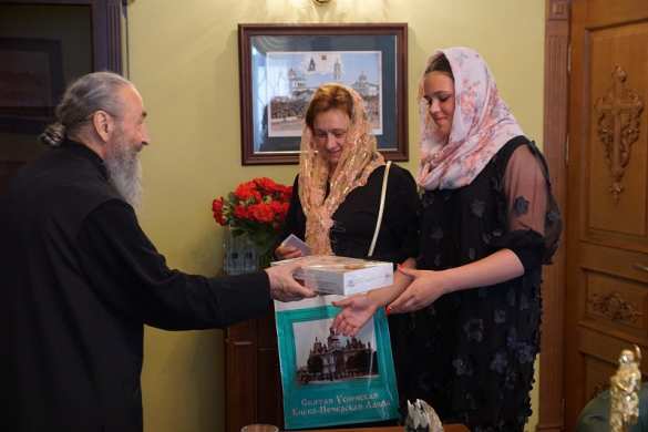 Предстоятель УПЦ встретился со школьницей, которую травят за православную веру (ФОТО) | Русская весна