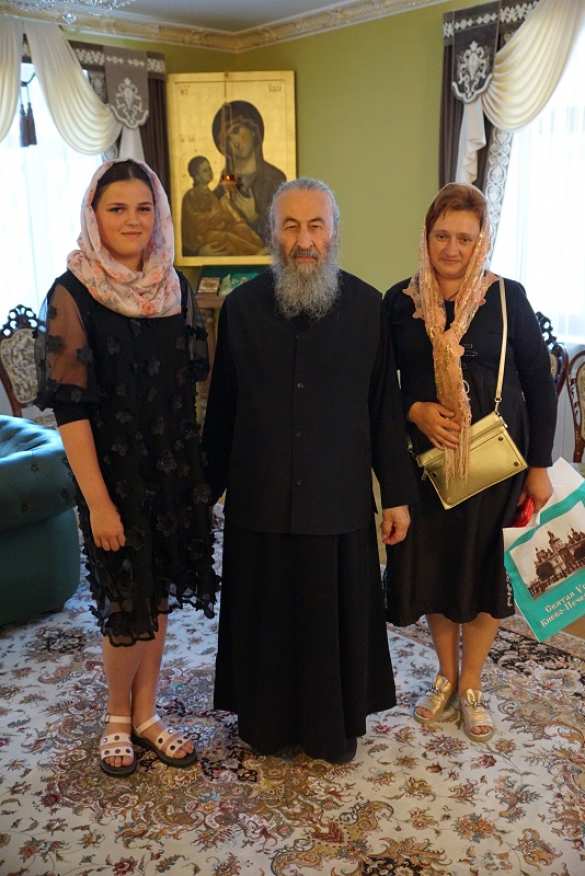 Предстоятель УПЦ встретился со школьницей, которую травят за православную веру (ФОТО) | Русская весна