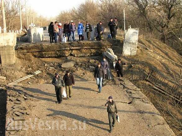 Die Bewohner erzählten, wie die Militär die letzte Brücke gesprengt haben, die das Gebiet der Volksrepublik Lugansk (VRL) mit der Ukraine verband (FOTO, VIDEO) | Русская весна