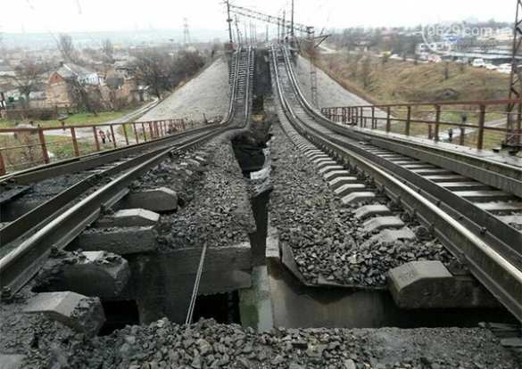 В Мариуполе подорвали железнодорожный мост, пытались заминировать другой (фото)  | Русская весна