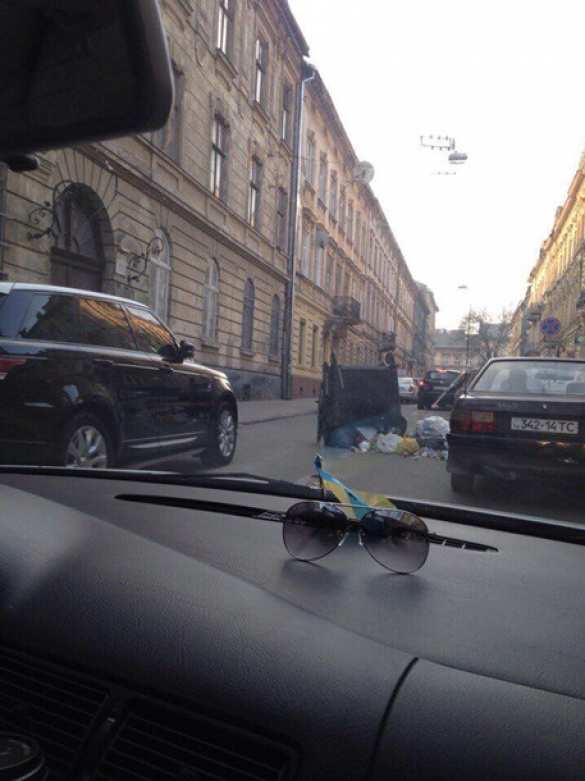 В центре Львова мусор парализовал автомобильное движение (ФОТО) | Русская весна