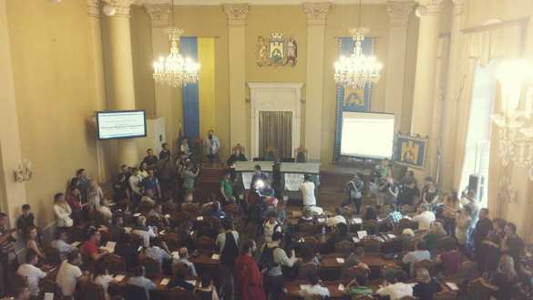 В Раду во Львове притащили мусорные баки (ФОТО, ВИДЕО) | Русская весна