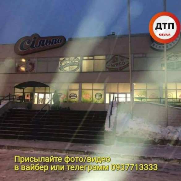 В Киеве мужчина отравился алкоголем и умер прямо в супермаркете (ФОТО) | Русская весна