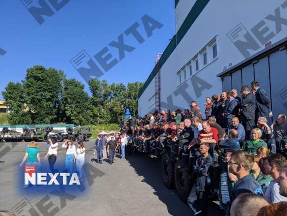 Лукашенко встречается с протестующими на заводе колёсных тягачей (ФОТО, ВИДЕО) | Русская весна
