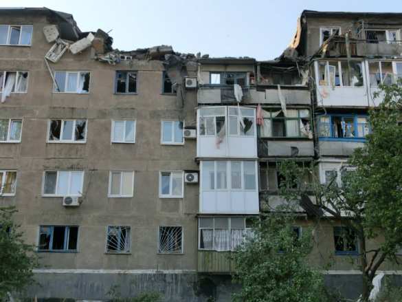 Последствия обстрелов города Снежное: разрушение дома, разбитые улицы (фото, видео) | Русская весна