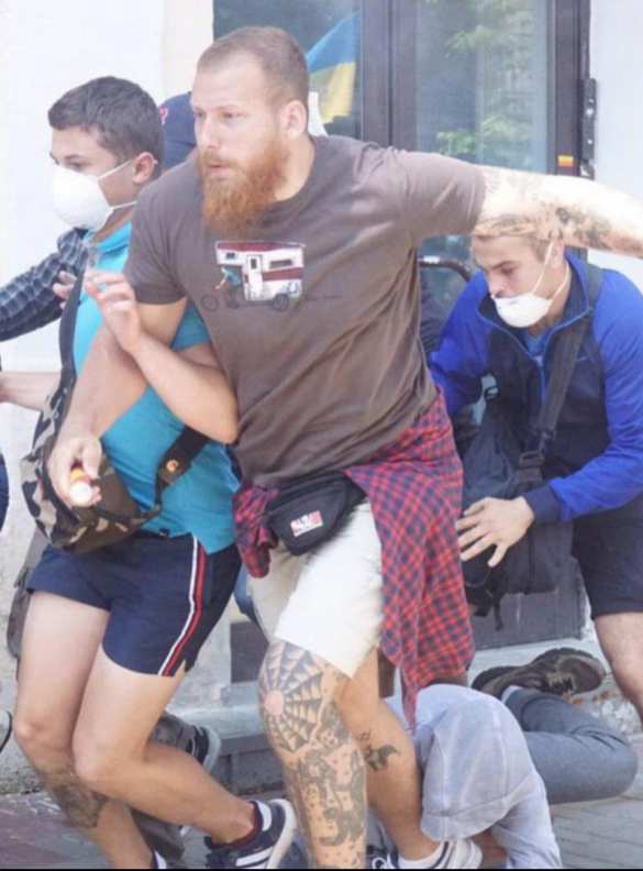 Загнали, как крыс! — избитые нацисты мычат на коленях в Киеве (ФОТО, ВИДЕО) | Русская весна