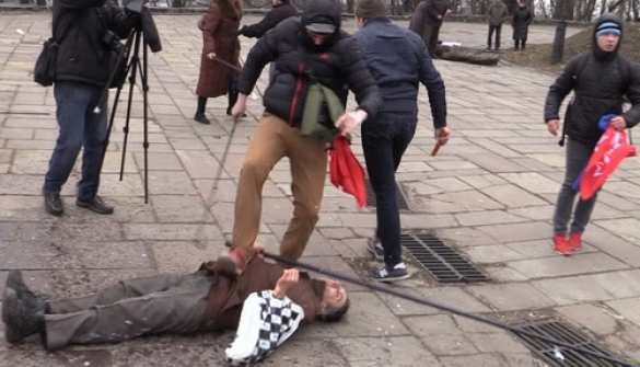 Киевские пенсионеры дали отпор напавшим неонацистам (ПОЛНОЕ ВИДЕО) | Русская весна