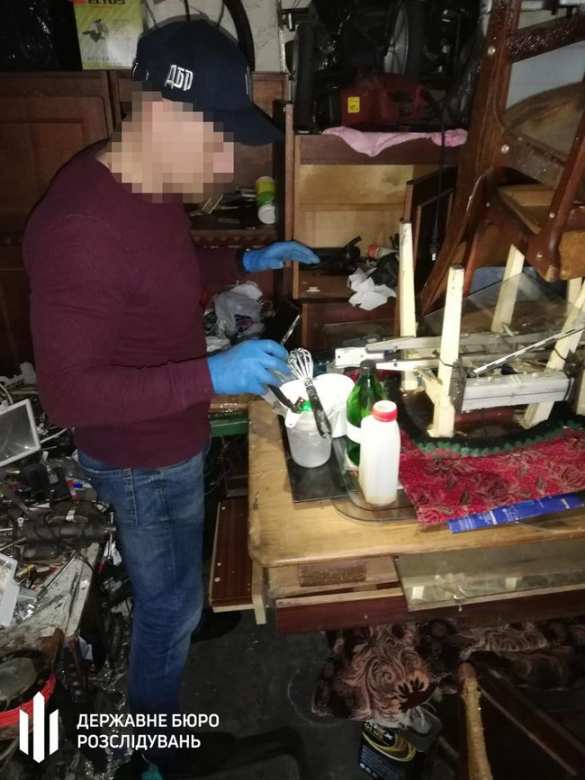 Во все тяжкие: сотрудник СБУ с друзьями организовал нарколабораторию в Киеве (ФОТО) | Русская весна