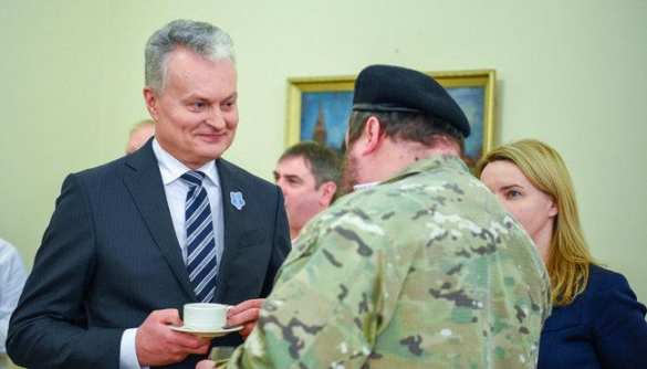 Президент Литвы наградил украинского боевика, уничтожавшего русских в Чечне и на Донбассе (ФОТО) | Русская весна