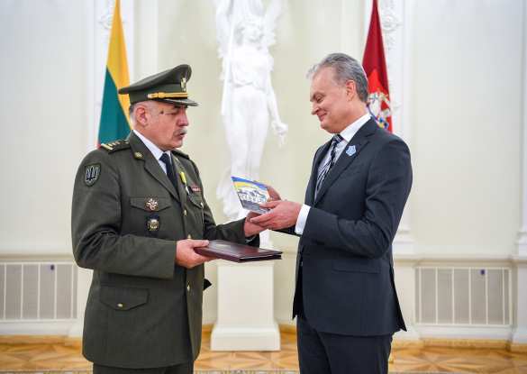 Президент Литвы наградил украинского боевика, уничтожавшего русских в Чечне и на Донбассе (ФОТО) | Русская весна