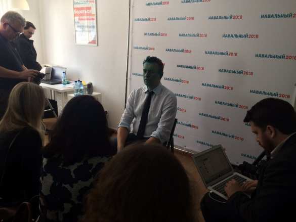 Навального облили зеленкой в Барнауле (ФОТО, ВИДЕО) | Русская весна