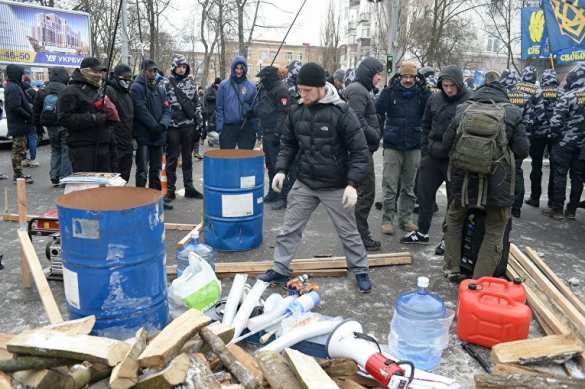 В Киеве у посольства РФ зажгли файеры, на очереди шины (+ФОТО) | Русская весна
