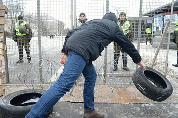 В Киеве у посольства РФ зажгли файеры, на очереди шины (+ФОТО) | Русская весна