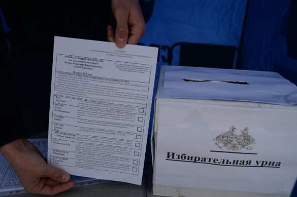 В Киеве у посольства РФ зажгли файеры, на очереди шины (+ФОТО) | Русская весна