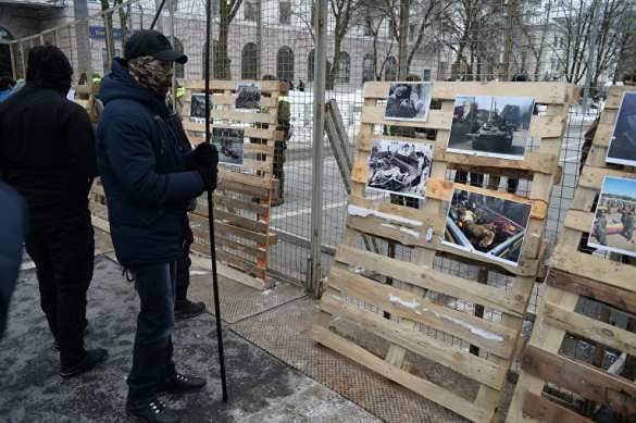 В Киеве у посольства РФ зажгли файеры, на очереди шины (+ФОТО) | Русская весна