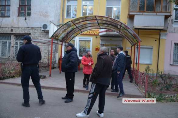 Пьяный офицер украинской полиции устроил дебош и драку в николаевской «наливайке» (ФОТО, ВИДЕО) | Русская весна