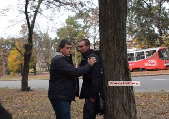 Пьяный офицер украинской полиции устроил дебош и драку в николаевской «наливайке» (ФОТО, ВИДЕО) | Русская весна