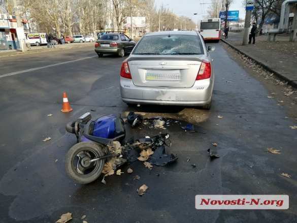 В Николаеве «всушник» на мопеде влетел в заднее стекло авто (ФОТО) | Русская весна