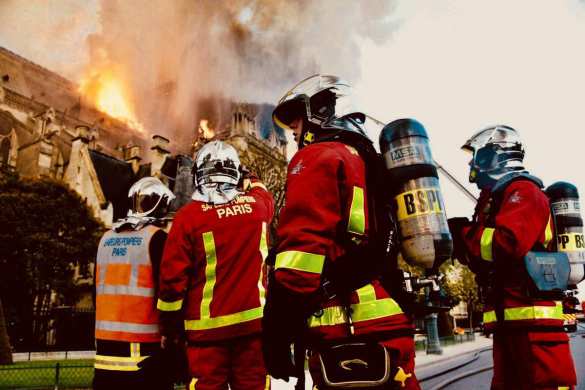 Море огня: Рухнула крыша собора Парижской Богоматери (+ФОТО, ВИДЕО) | Русская весна