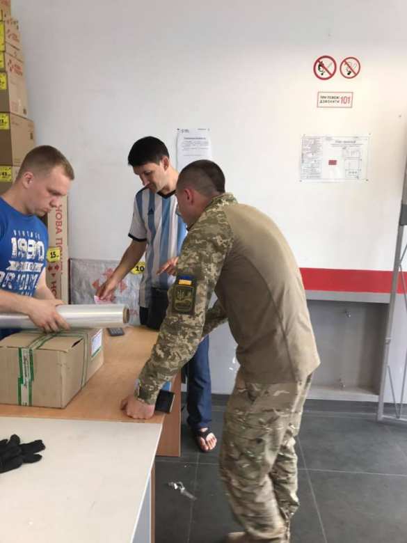 «Шлют ящиками», — украинские военные отправляют домой то, что привозят «волонтеры» (ФОТО) | Русская весна