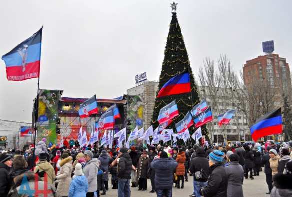 Огни главной новогодней елки ДНР зажглись под бой исторических часов на Главпочтамте (ФОТО) | Русская весна