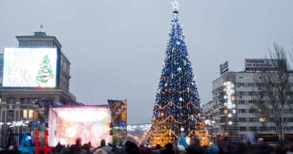 Огни главной новогодней елки ДНР зажглись под бой исторических часов на Главпочтамте (ФОТО) | Русская весна