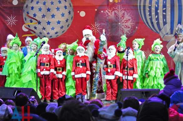 Огни главной новогодней елки ДНР зажглись под бой исторических часов на Главпочтамте (ФОТО) | Русская весна