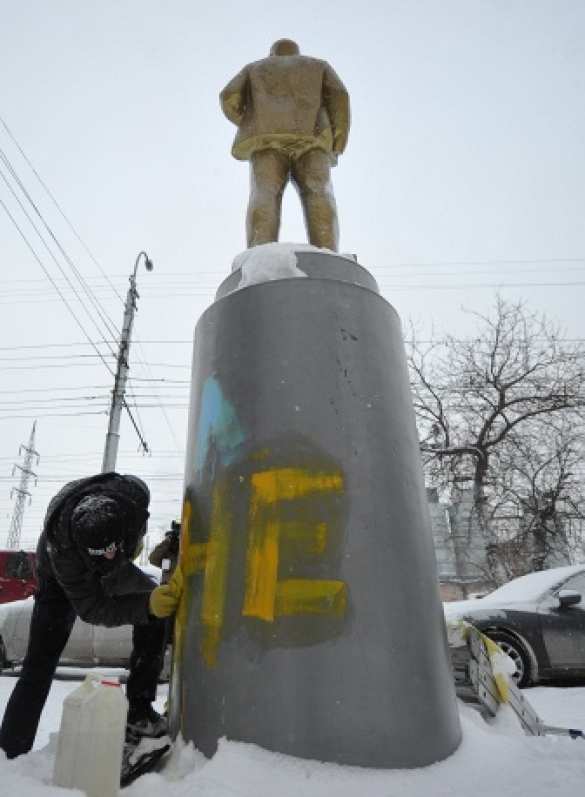 В Новосибирске задержаны подозреваемые в осквернении памятника Ленину и Монумента Славы ВОВ (фото) | Русская весна