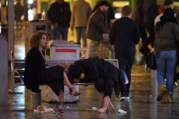 Полуголые девушки, мордобой и завалы из пьяных тел: как отпраздновали Новый год в Британии (ФОТО) | Русская весна