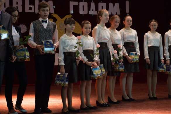 Народная милиция ДНР организовала новогодний концерт для одаренных детей (ФОТОРЕПОРТАЖ) | Русская весна