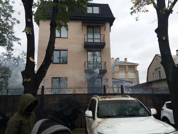 Украинские «активисты» облили фекалиями автомобили российских дипломатов (ФОТО) | Русская весна